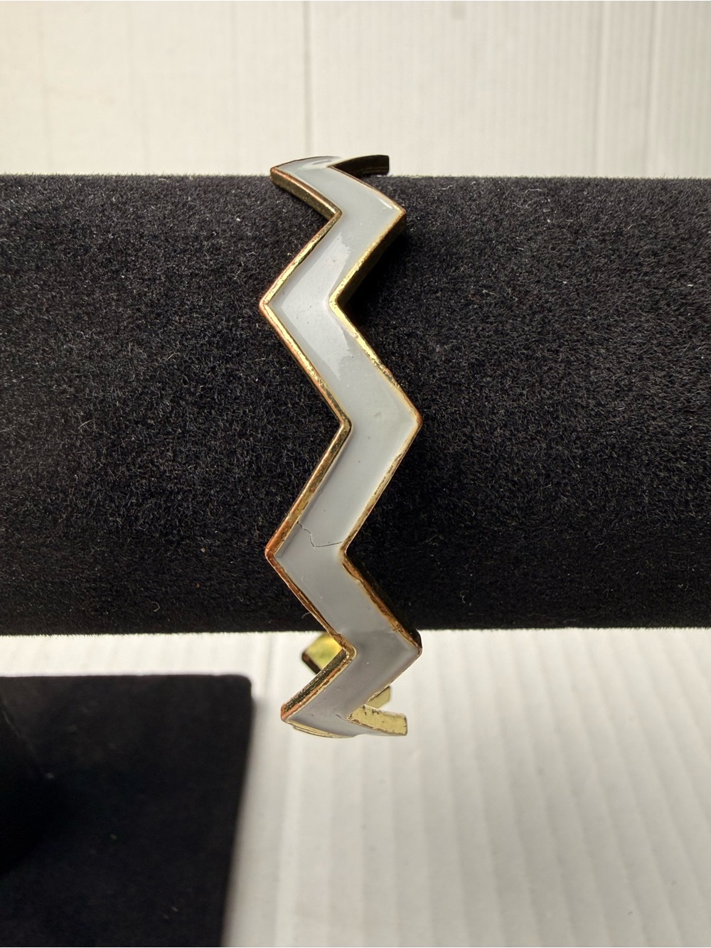 Vintage Zigzag Fashion Gold Tone Gray Enameled Bangle Bracelet